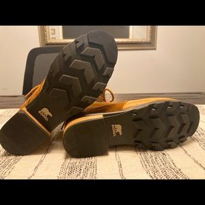 Sorel lace-up hiking boot with side zipper in camel brown (Women’s Size 6.5)